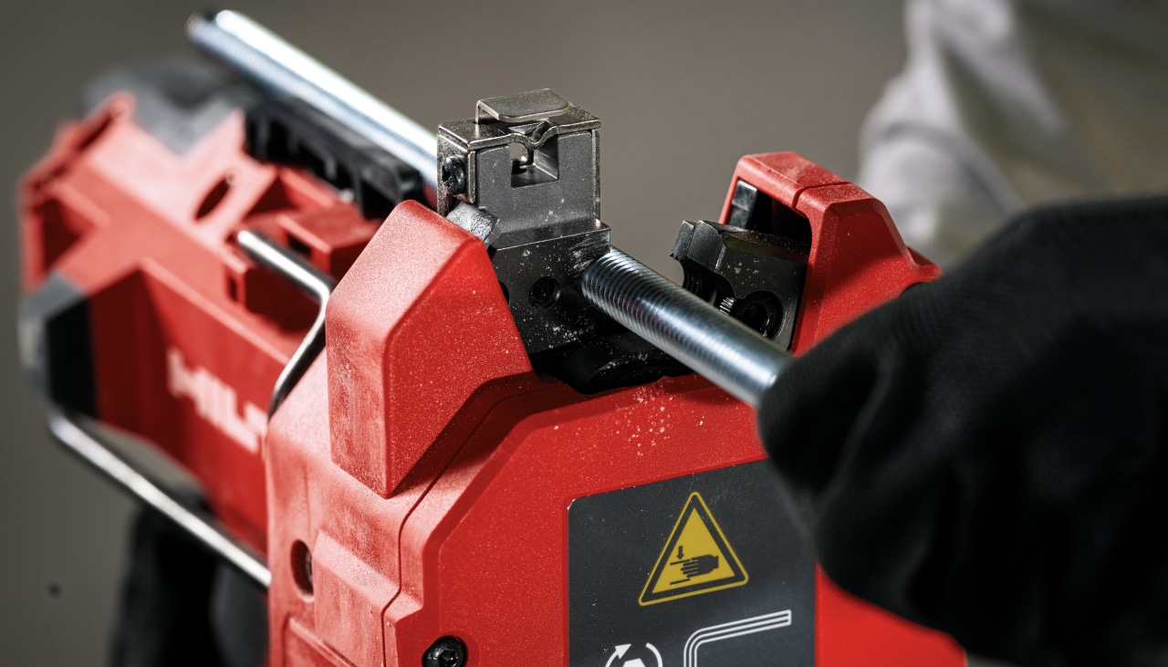 Trabajador usando cortador de varillas