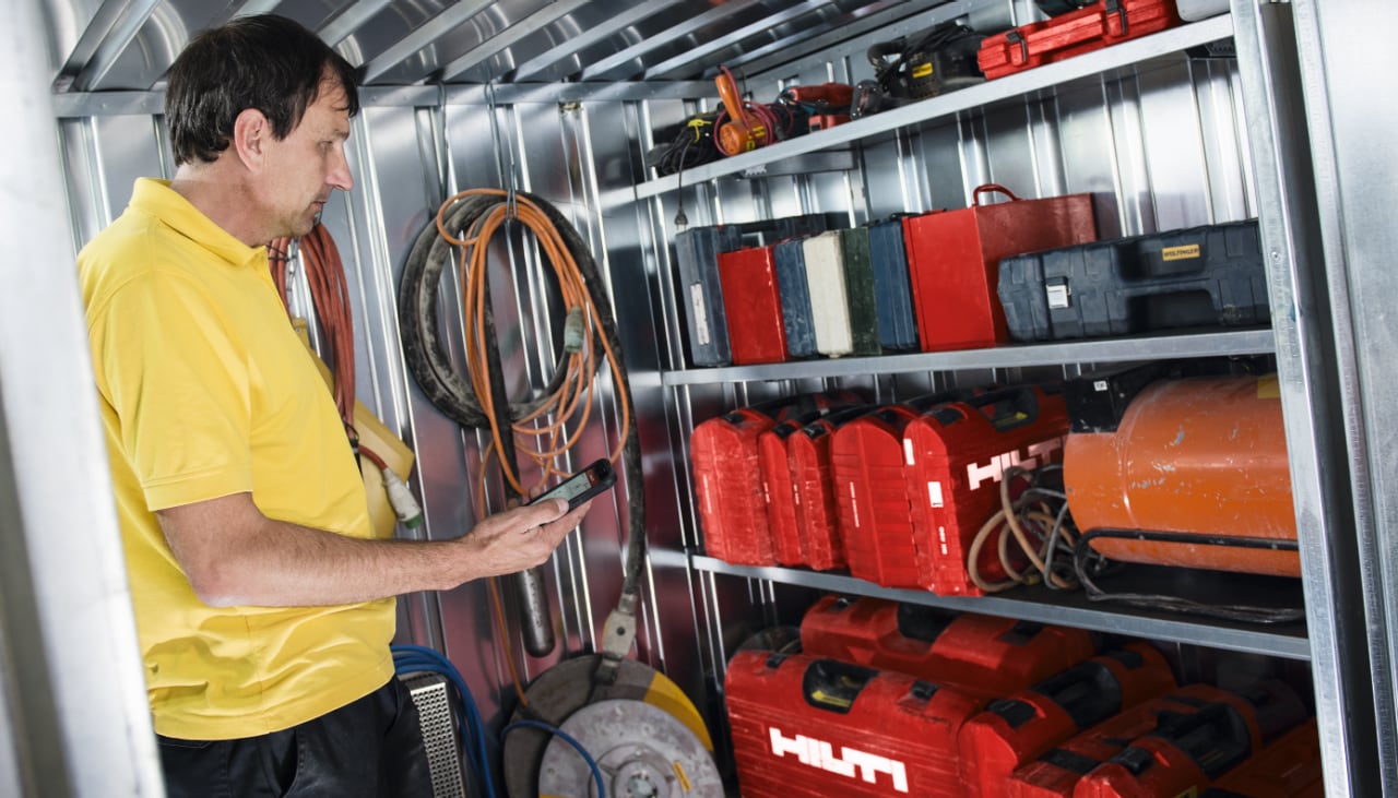 Hombre usando la aplicación de gestión de activos Hilti ON!track