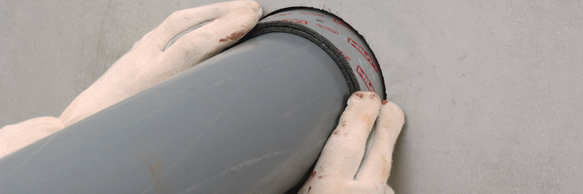 Calfeutrement de traverse de canalisation avec collier CFS-C-EL et bandage CFS-B