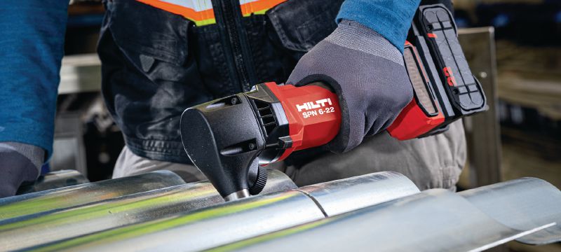 Cizalla a batería SPN 6-22 CN Cizalla a batería de gran capacidad para corte de perfiles y láminas de metal con más velocidad y mínima distorsión (plataforma de batería Nuron) Aplicaciones 1