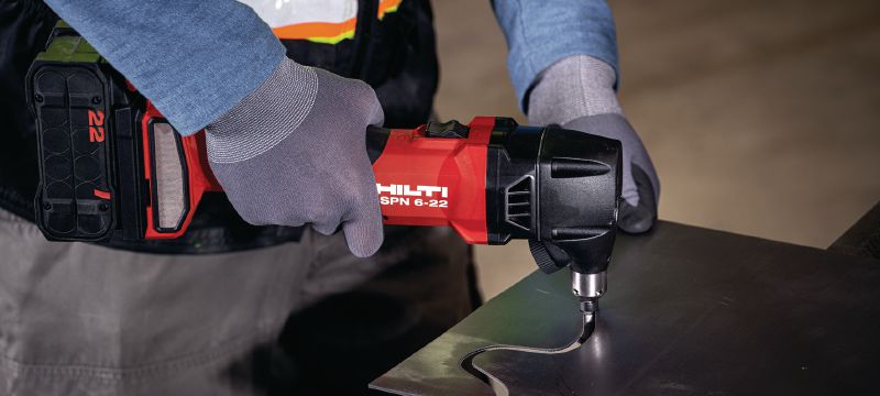 Cizalla a batería SPN 6-22 CN Cizalla a batería de gran capacidad para corte de perfiles y láminas de metal con más velocidad y mínima distorsión (plataforma de batería Nuron) Aplicaciones 1