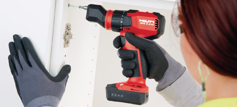 Atornilladora taladro de múltiples mandriles SFE 2-A12 Atornilladora taladro subcompacta a batería de ion de litio de 12 V y con múltiples mandriles (descentrado, ángulo recto, sin llave de 13 mm y adaptador para puntas hexagonales) para trabajos de instalación en espacios estrechos y esquinas Aplicaciones 1