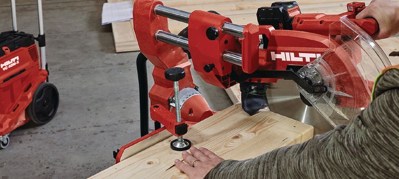 Sierra ingletadora a batería SM 60-22 Sierra ingletadora compuesta con bisel doble con capacidad de corte cruzado de 100 x 355 mm y 4x 13-3/4 (plataforma de batería Nuron) Aplicaciones 1