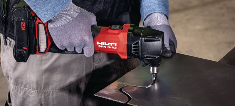 Cizalla a batería SPN 6-22 CN Cizalla a batería de gran capacidad para corte de perfiles y láminas de metal con más velocidad y mínima distorsión (plataforma de batería Nuron) Aplicaciones 1
