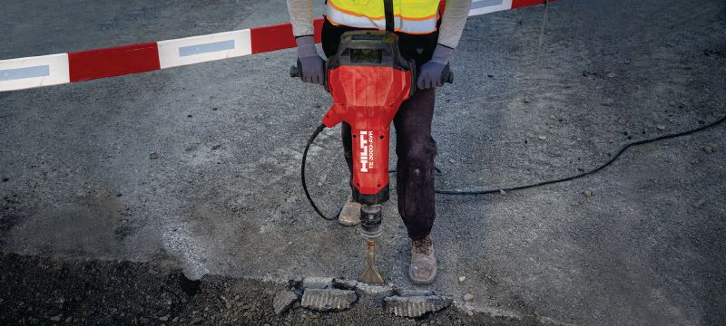 Martillo rompedor eléctrico para tareas de carga pesada TE 3000-AVR Martillo rompedor excepcionalmente potente para tareas pesadas de demolición de concreto, corte de asfalto, movimiento de tierras y colocación de varillas de puesta a tierra Aplicaciones 1