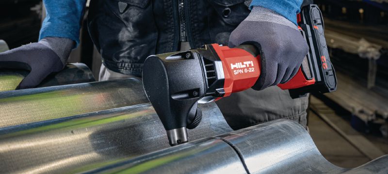 Cizalla a batería SPN 6-22 CN Cizalla a batería de gran capacidad para corte de perfiles y láminas de metal con más velocidad y mínima distorsión (plataforma de batería Nuron) Aplicaciones 1