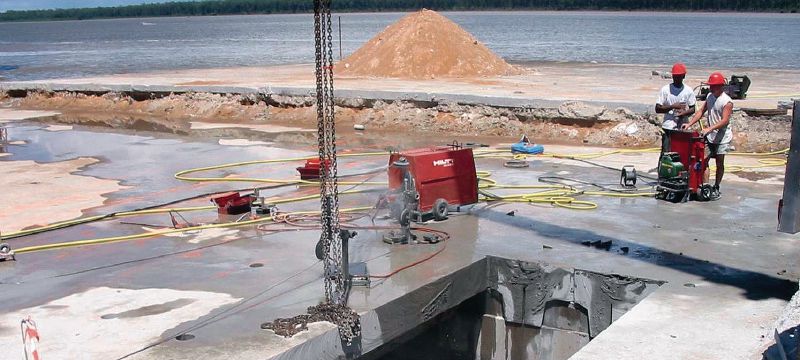 Hilo diamantado sinterizado SI-M/H (concreto) Hilo diamantado de alta calidad diseñado para ofrecer un equilibrio entre velocidad y larga vida útil en todo tipo de concretos y hierros fundidos (sierra de hilo de 15-30 kW) Aplicaciones 1