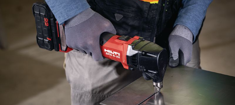 Cizalla a batería SPN 6-22 CN Cizalla a batería de gran capacidad para corte de perfiles y láminas de metal con más velocidad y mínima distorsión (plataforma de batería Nuron) Aplicaciones 1
